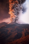 Eruption volcan Etna gros plan sur l'explosion de l'Etna